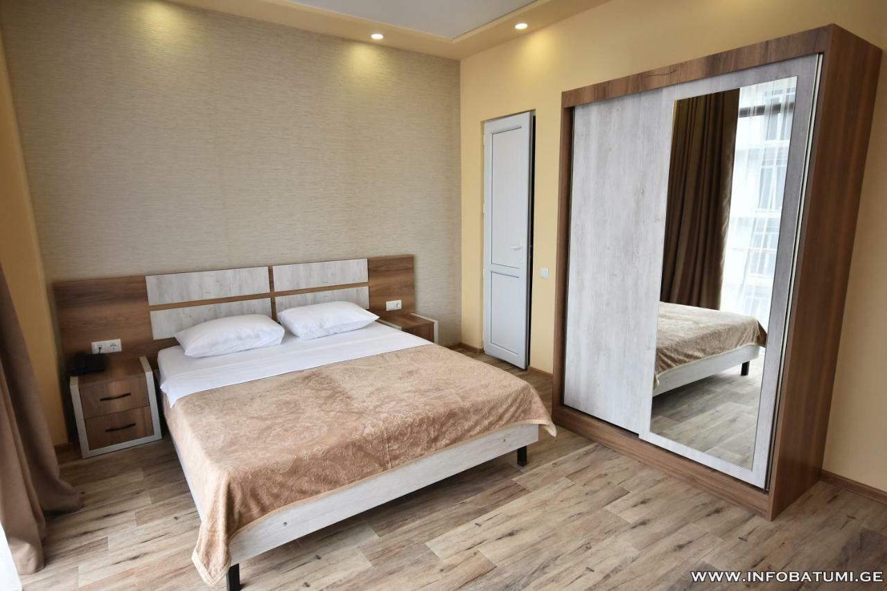 Hotel Royal Georgia Batumi Esterno foto